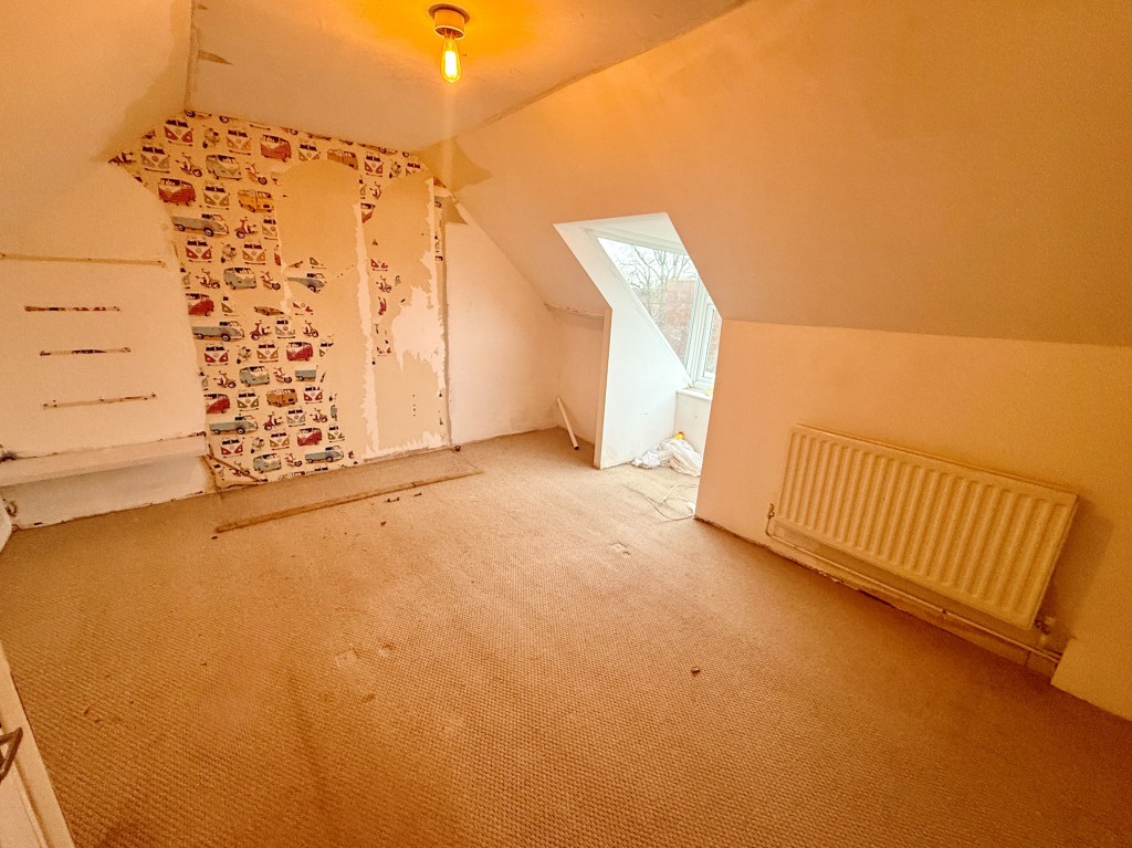 Lot: 34 - FOUR-BEDROOM HOUSE FOR IMPROVEMENT - Second floor bedroom two